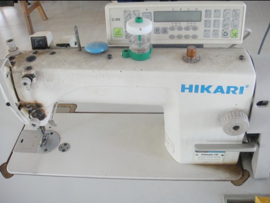 Máquinas de coser importadas en la línea de producción de nuestro taller